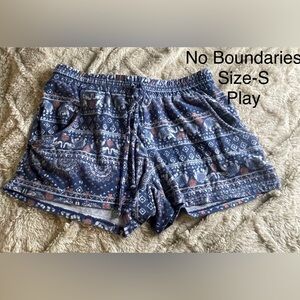 No Boundaries Women's Blue and White Patterned Athletic Shorts